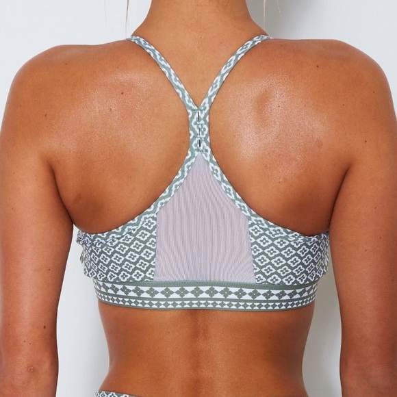 VINYASA FLOW SPORTS BRA OLIVE MOROCCAN - Picture 2 of 4